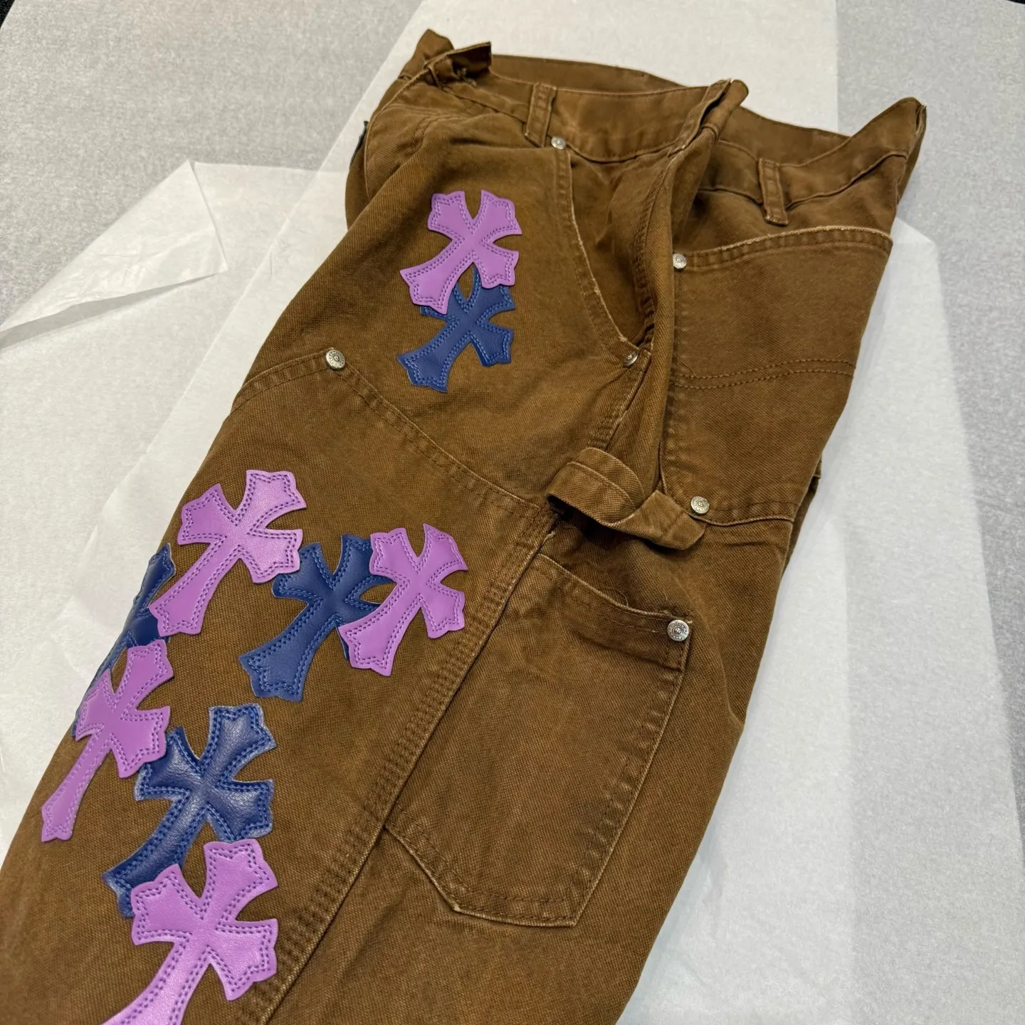 P310 Style number: D374 Chrome Hearts Chrome Hearts brown logging purple leather overalls. Heavy canvas material, double-layer fabric on the knees, multi-pocket design. Color #logging brown purple leather. Size #28-36 (s m l Waist 85 Hips 110 Length 106 Opening 21.5